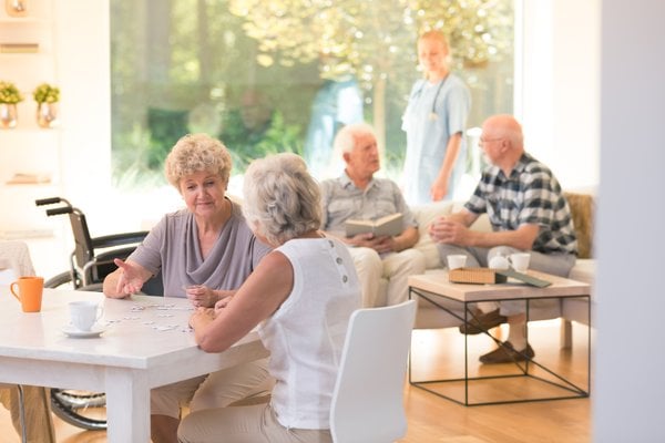 Memory Care vs. Assisted Living Differences: Which Does Your Parent Need?